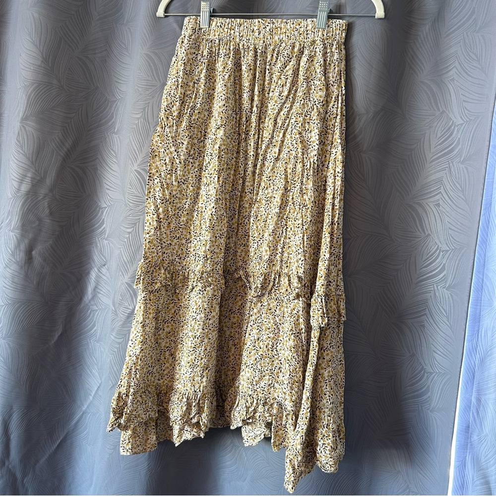 🌻5 for $25 or 3 for $18 SALE Cute yellow and crème cottage skirt